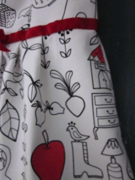 Robe en coton blanc imprimé dessins enfantins noirs colorisés de rouge avec haut à découpes princesse et jupe plissée réhaussée d'une ceinture de ruban de velours rouge - taille 36 (10)