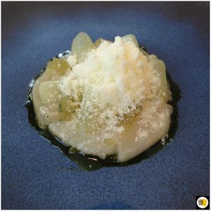 Ceviche Saint-Jacques pêchées à la main, chou-rave, huile d'algues et wasabi anglais givré
