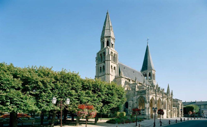 eglise paroissiale construite au XIIe si-cle- lieu de bapt-me de Saint Louis