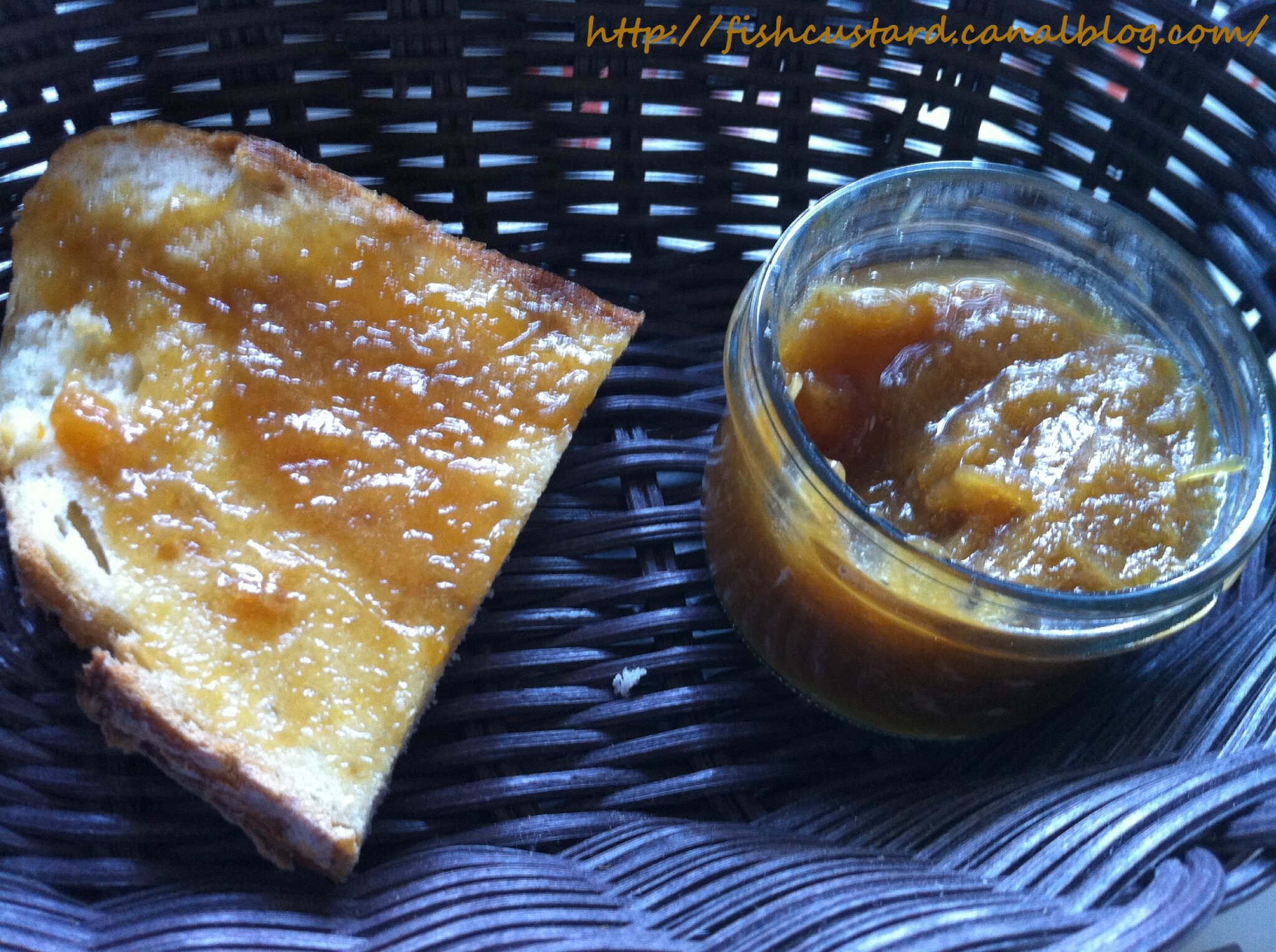 Confiture de rhubarbe et pêche au gingembre Fish Custard