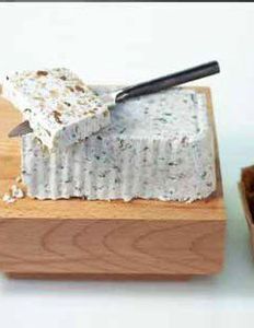 TERRINE-DE-ROQUEFORT-AUX-NOIX-ET-RAISINS_large_recette