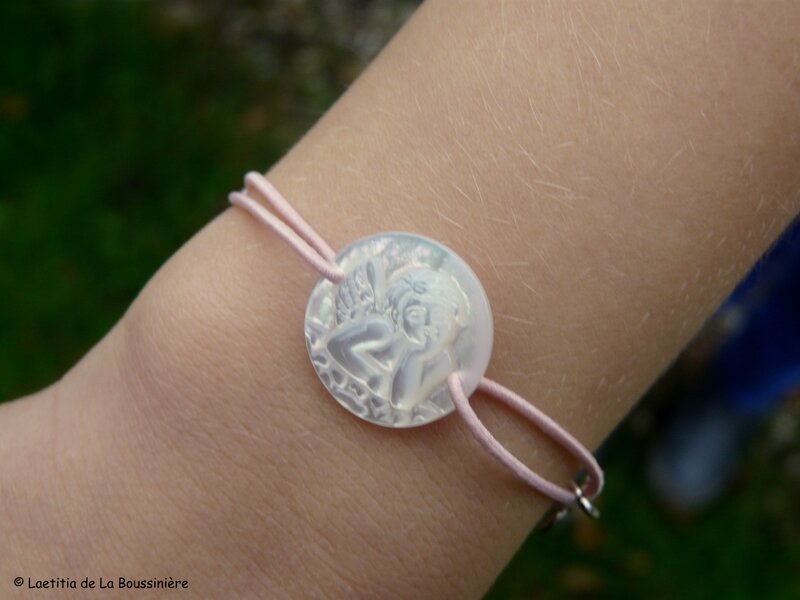 Bracelet médaille d'Ange en nacre sur fil élastique