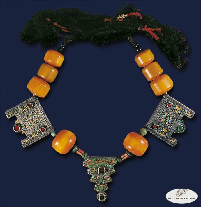 COLLIER_TAROUDANNT_ambre_porte_amulettes