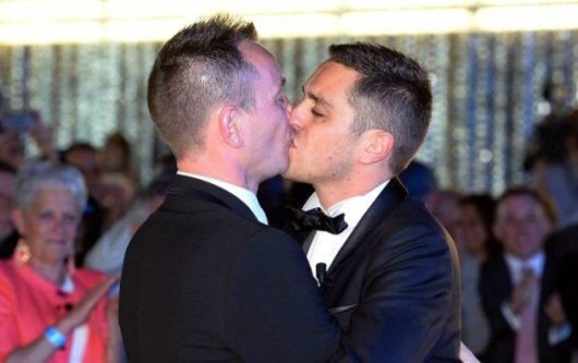 Photos_du_premier_mariage_Homosexuels_gay_vincent_et_bruno_baiser_