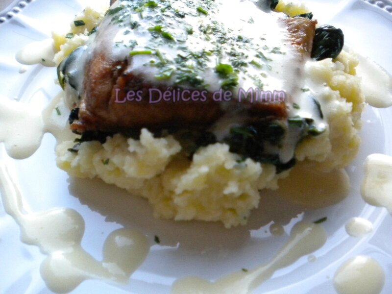 Filet de saumon, purée aux lardons, épinards et sauce sabayon