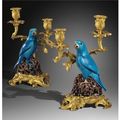Paire de candélabres aux perroquets en <b>porcelaine</b> <b>émaillée</b> <b>bleu</b> <b>turquoise</b>, Chine XVIIIe siècle, à monture de bronze doré 