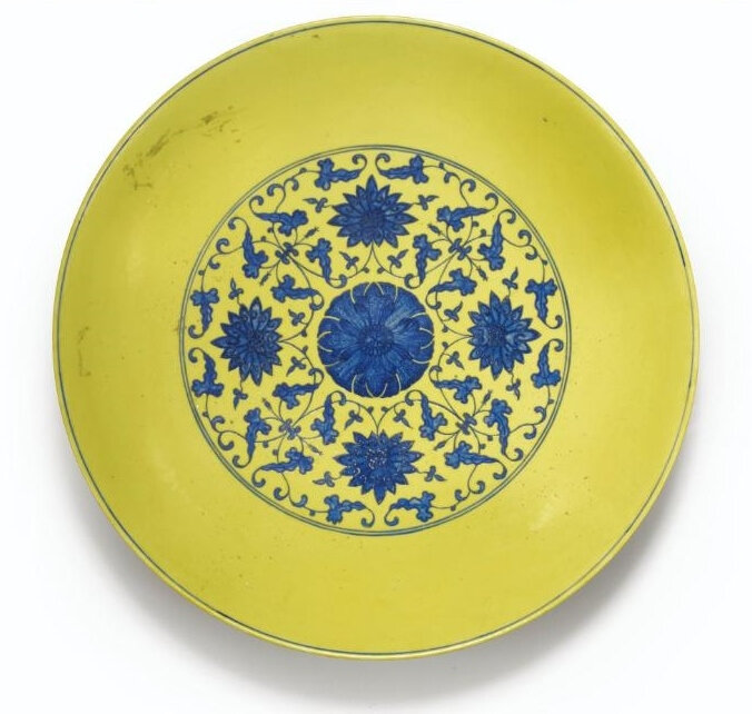 Grand plat en porcelaine bleu blanc à fond jaune, Dynastie Qing, fin du XIXE siècle