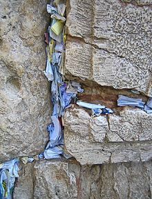 220px-Prayer_Papers_in_the_Western_Wall