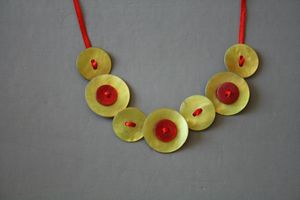 collier bouton rouge-vert