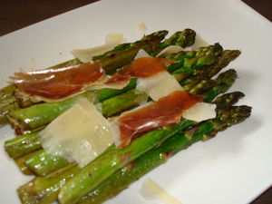 recettes entrees Crêmeux dasperges, tuiles de parmesan et jambon serrano
