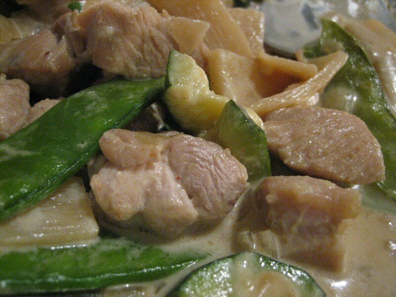 Dinde, courgette, pois gourmands et pousses de bambou au wok