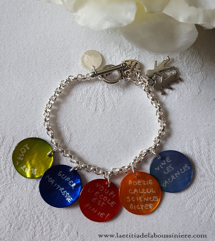 Bracelet personnalisé pour les maitresses, les Atsem - 37 € sur chaîne métal 5 médailles en nacre ; 41 € 6 médailles en nacre ; 45 € 7 médailles en nacre