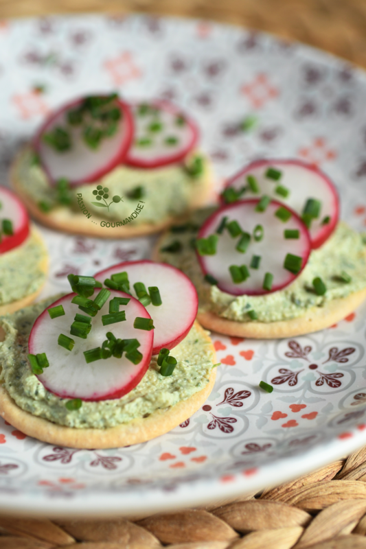 Cracker, crème végétale ail & fines herbes, radis