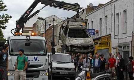 xRiots-Burnt-out-cars-are-007