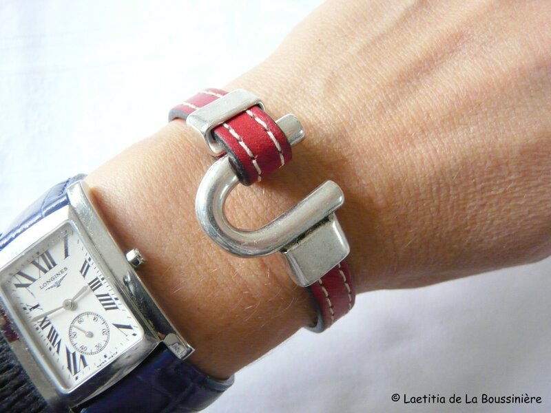Bracelet Etrier (rouge) porté