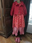 Panty en coton vichy rouge et blanc - taille élastique - lien de serrage au bas -robe BRUNE en coton fleuri rouge - veste Céleste en lin rouge (15)