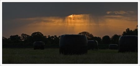 matin_approche_orage_balles_foin_230509