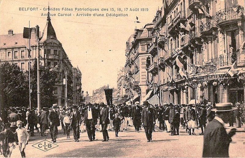 9 1919 08 15 Belfort CPA Fêtes patriotiques Avenue Carnot Arrivée délégation