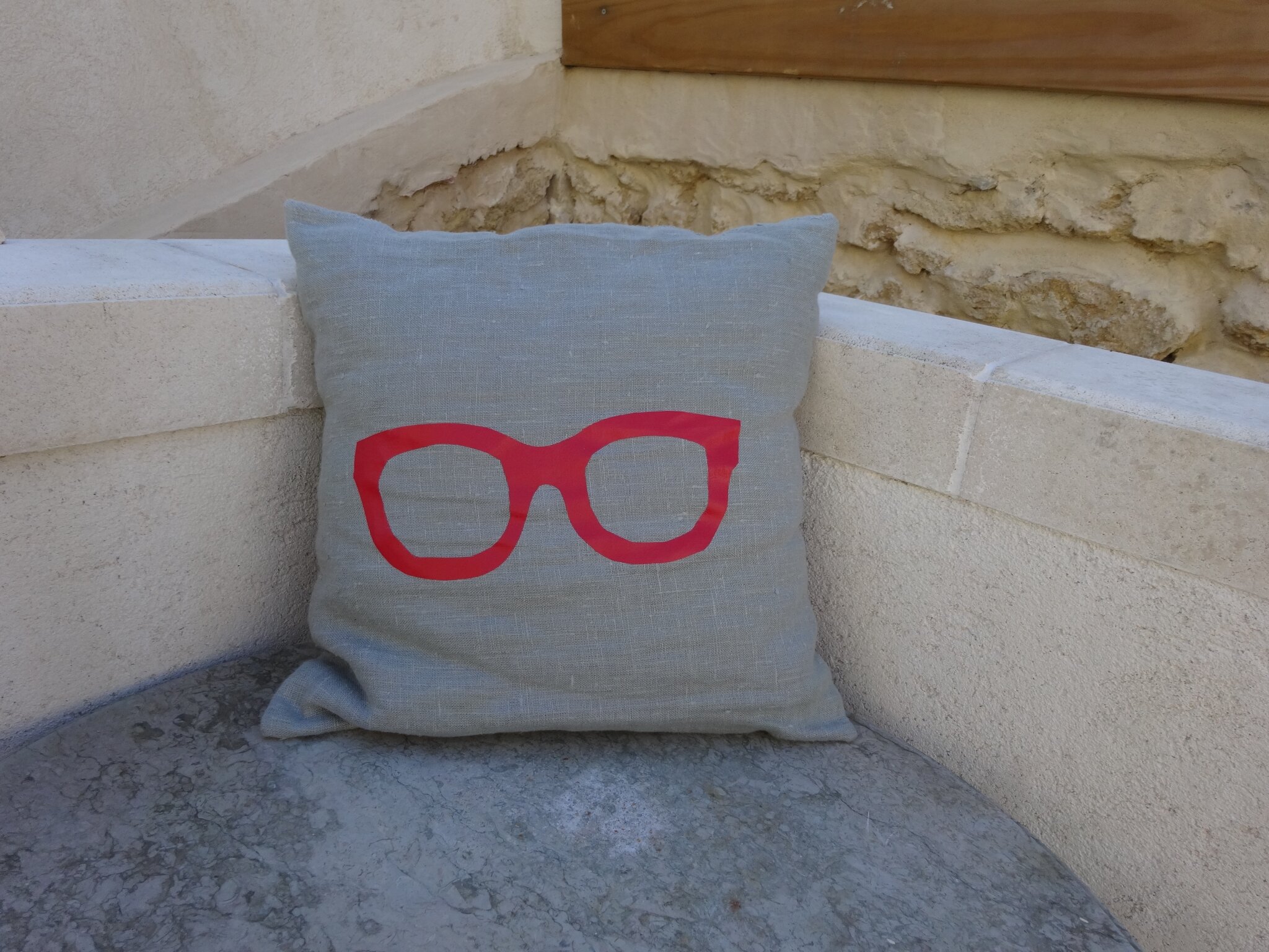 grand coussin avec autocollant