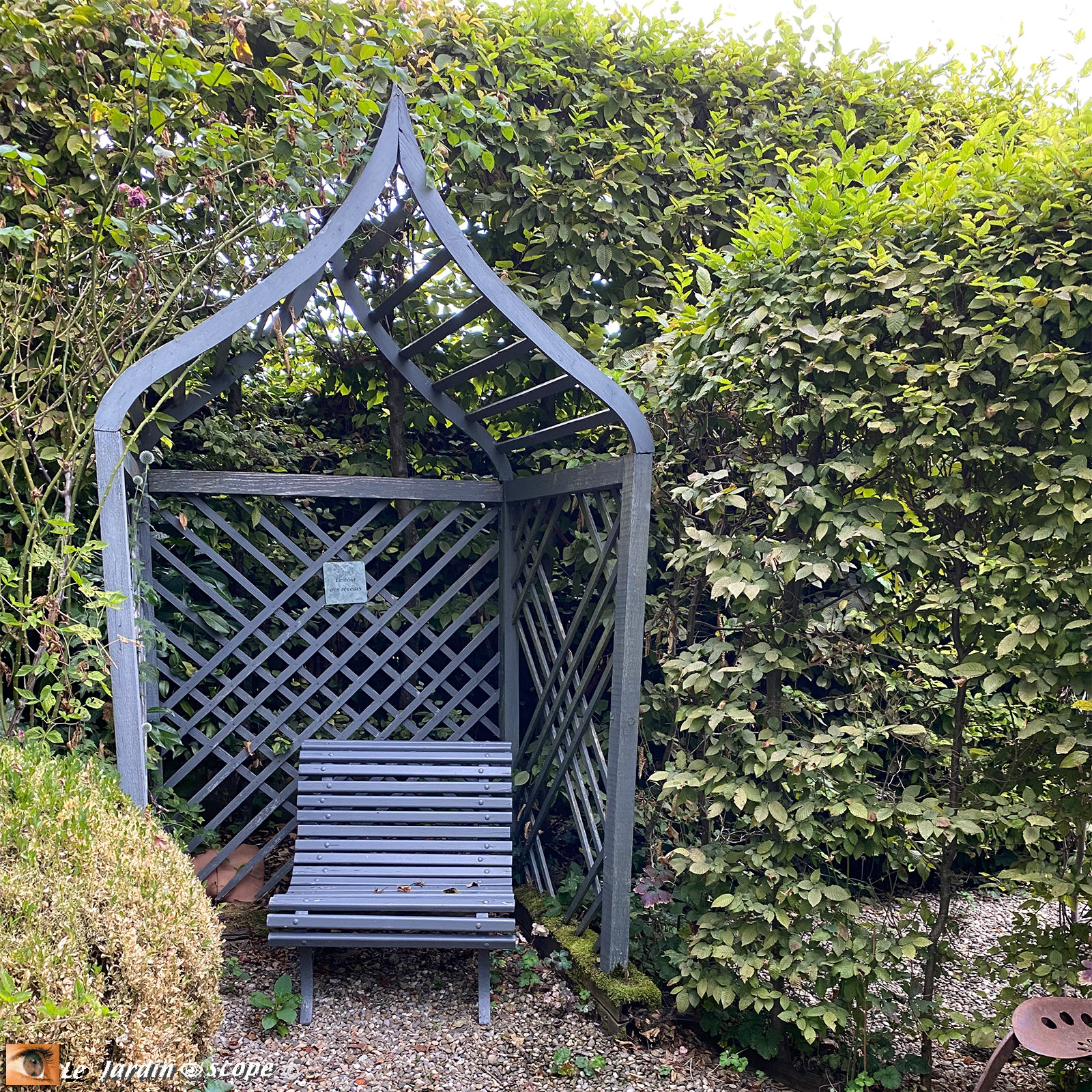 Banc monoplace sous petite gloriette chez Pierrette (67)