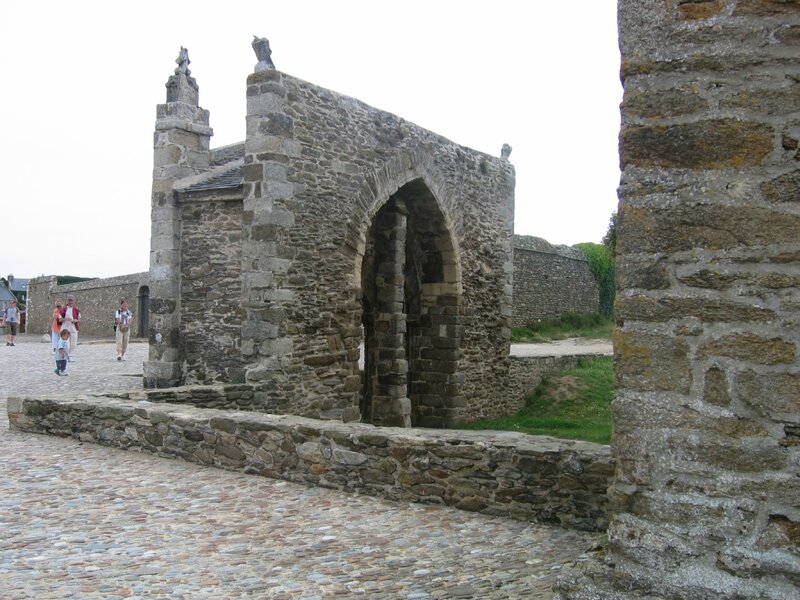 PARVIS EGLISE ST MATHIEU