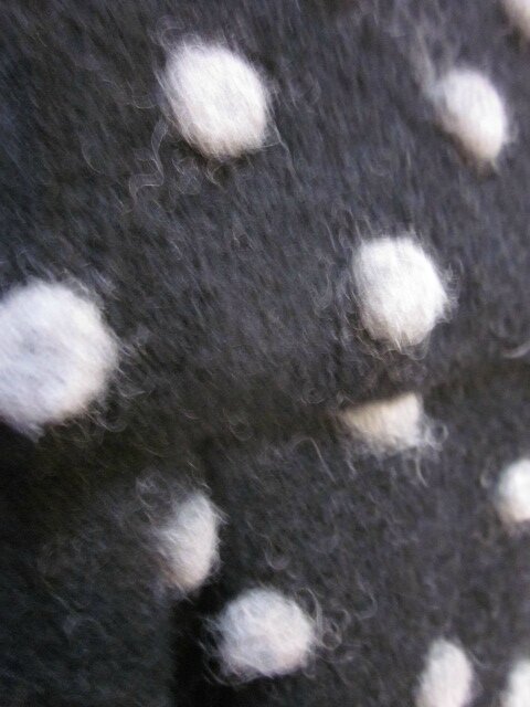 Manteau AGLAE en lainage maille noir à pois gris femé par un noeud (1)