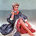 1956, Kim Novak en <b>Pin</b> <b>Up</b> au téléphone