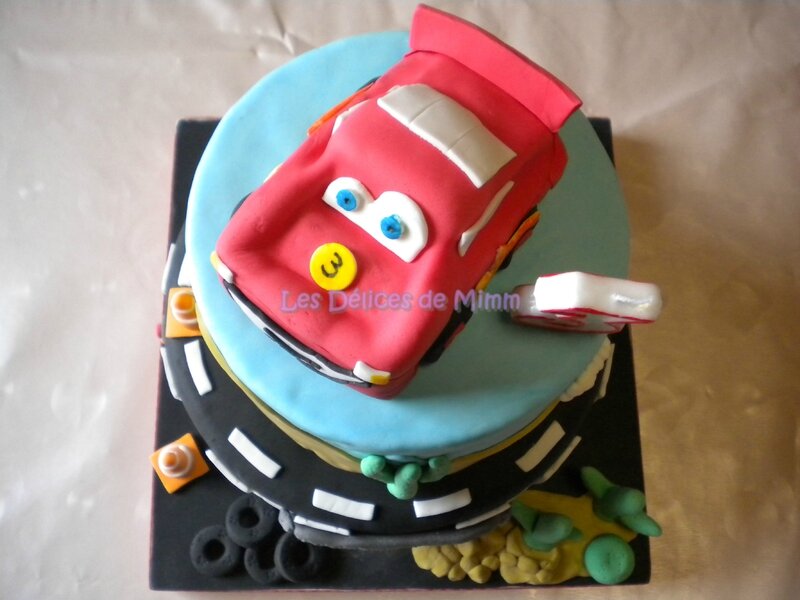 Un gâteau Cars avec voiture Flash Mcqueen 2
