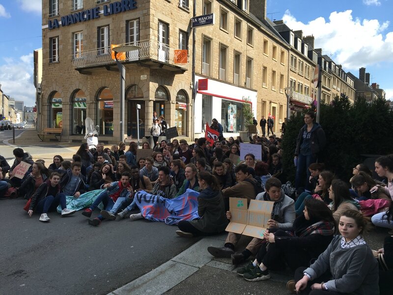 manifestation loi travail Avranches 31 mars 2016 lycéen défilé cortège rue de la Constitution sitting