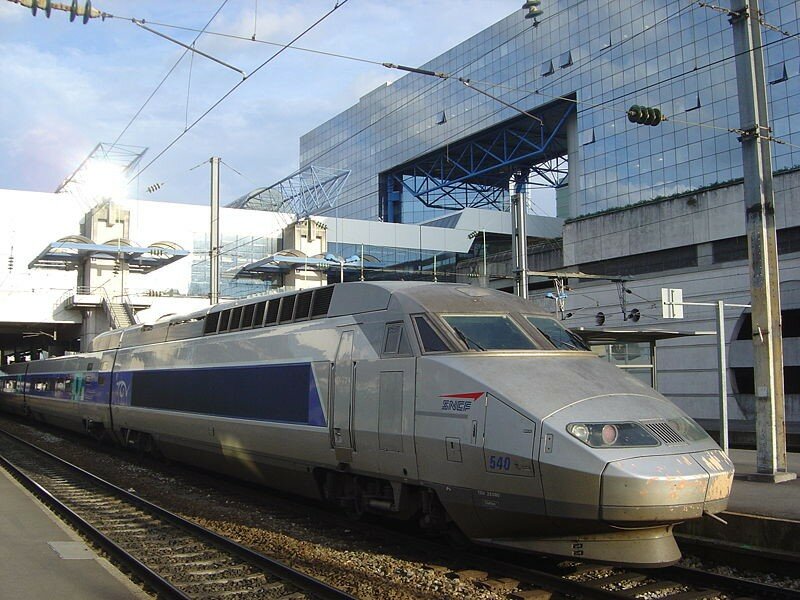 800px_TGV_train_in_Rennes_station_DSC08944