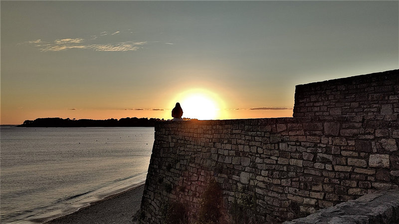 coucher de soleil sur les remparts de la plage de Kerlannic