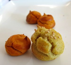 Petits choux apéritifs : curry-sésame et tomate-herbes de Provence recettes entrees Petits choux apéritif