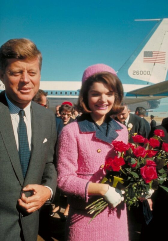 jackie-kennedy-tailleur-rose-dallas