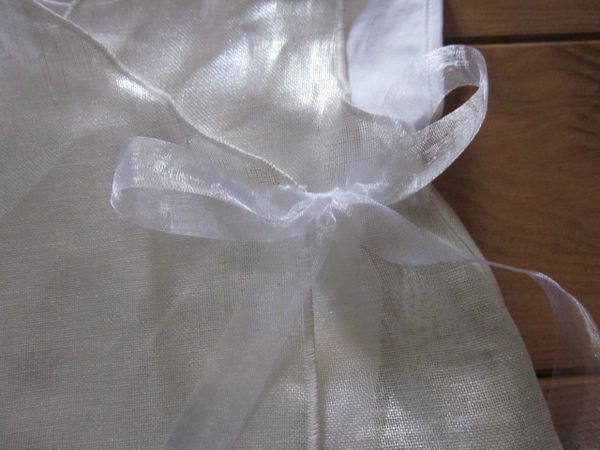 Robe porte-feuille en voile de lin argent fermé de part et d'autre par des rubans de mousselin blancs - Taille 2 ans (6)