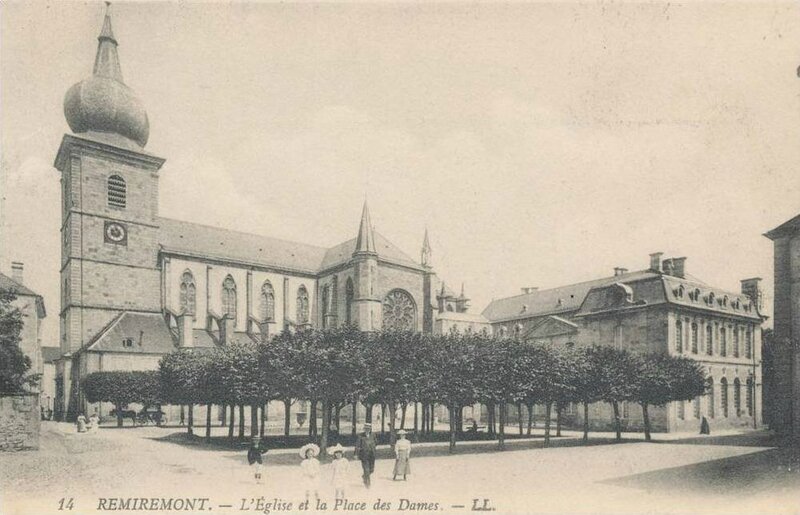 CPA Remiremont Eglise et Place des Dames