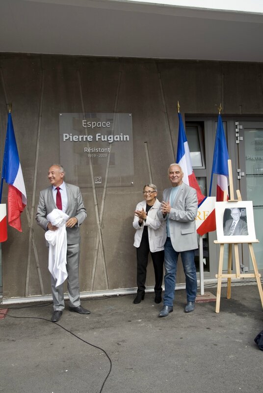 dévoilement de la plaque par Jean Paul Trovero Maire, Claude Fugain et Michel Fugain les enfants de Pierre Fugain