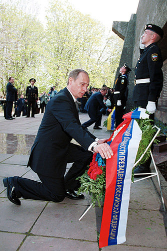 Vladimir_Putin_18_April_2000-2