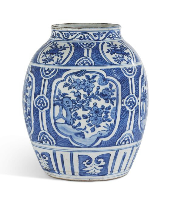 A blue and white 'kraak' porcelain jar, Ming dynasty, Wanli period (1573-1619)