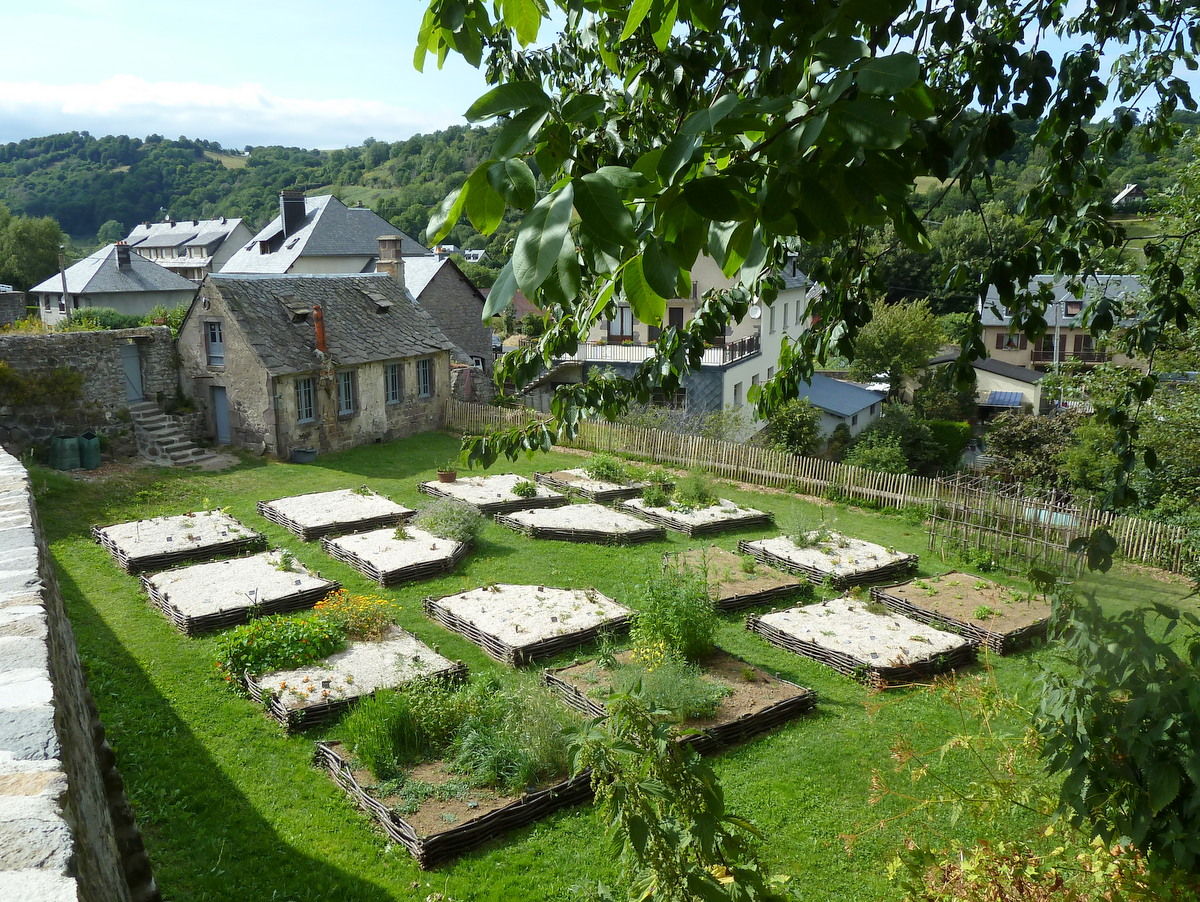 jardin sous les remparts à Besse