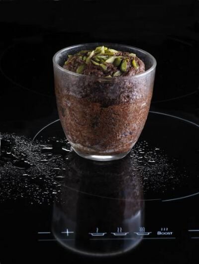 Nouveaux modes de cuisson : soufflé au chocolat au tajine (L'Express Styles). Photo © Pierre-Louis Viel.