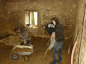 Renover une maison - longère - solidarité chantier - décaissement du sol 4