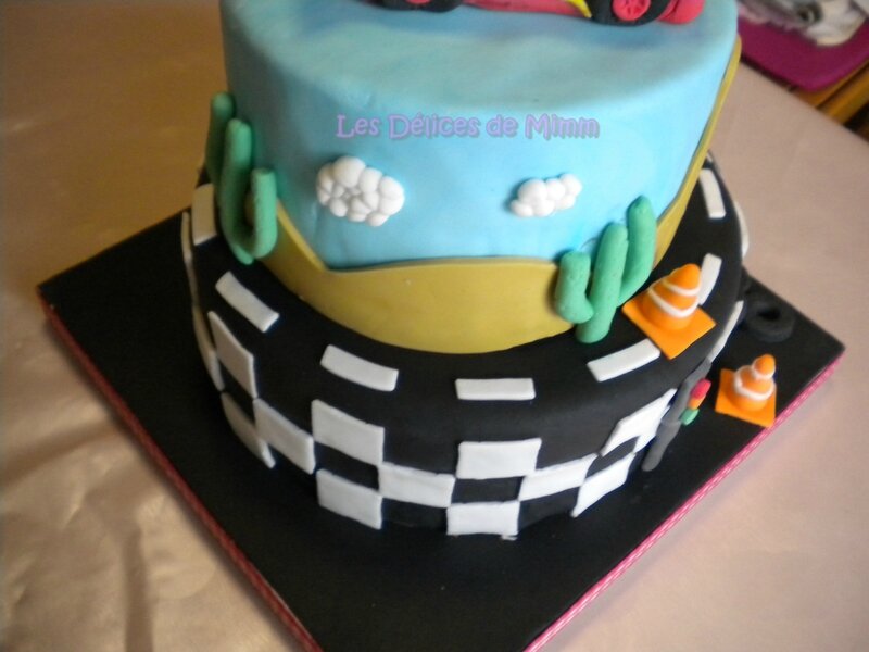 Un gâteau Cars avec voiture Flash Mcqueen 7