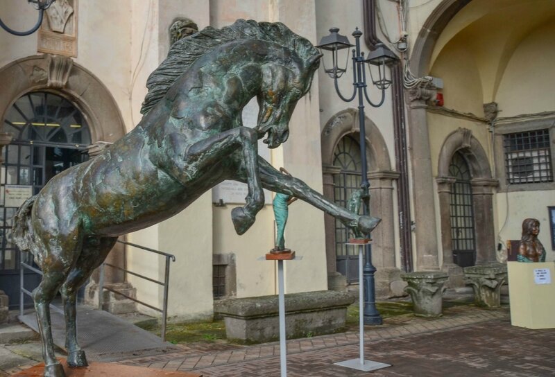 palais des prieurs sculptures