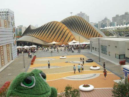 photo de brOOky devant le pavillon des Emirats Arabes Unis - Shanghai 2010