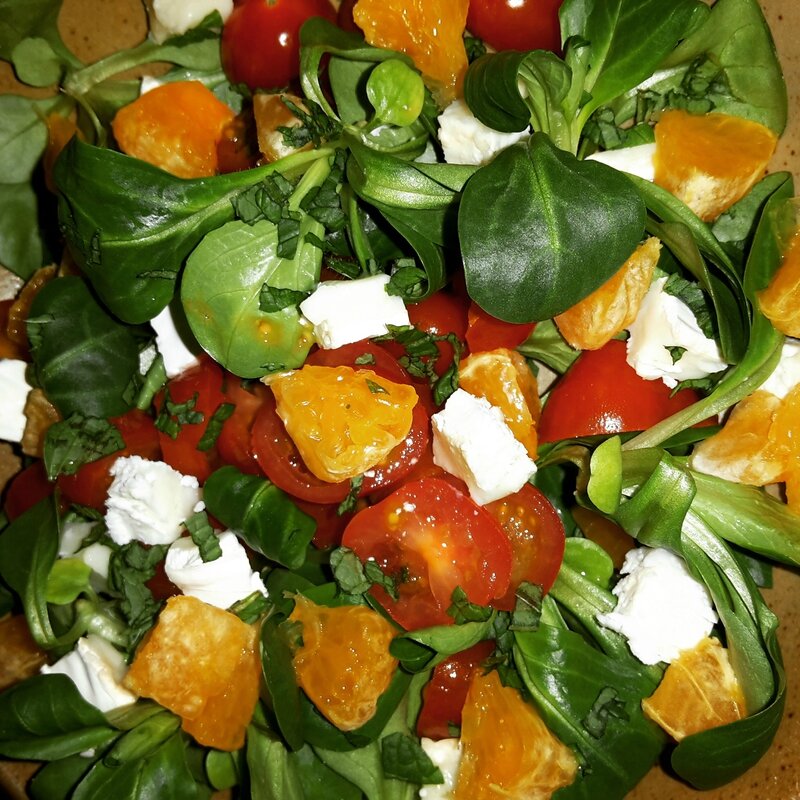 Fresh salad tomate clementine chevre mache