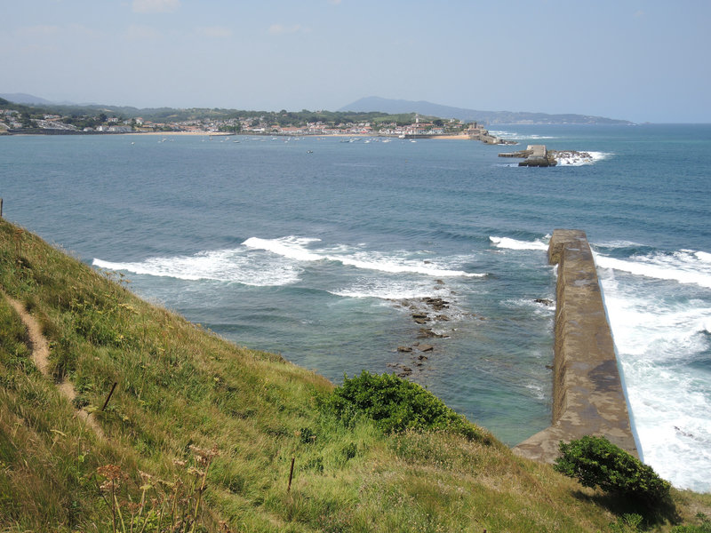 Saint-Jean-de-Luz, colline Sainte Barbe, vue sur la digue