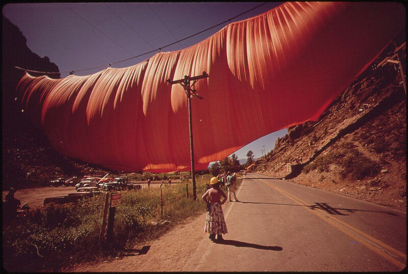 1024px-A_SIX-TON_CURTAIN_BILLOWS_ACROSS_RIFLE_GAP_-_CONCEIVED_BY_ARTIST_CHRISTO_JAVACHEFF,_EXECUTED_AT_A_COST_OF_$700,000