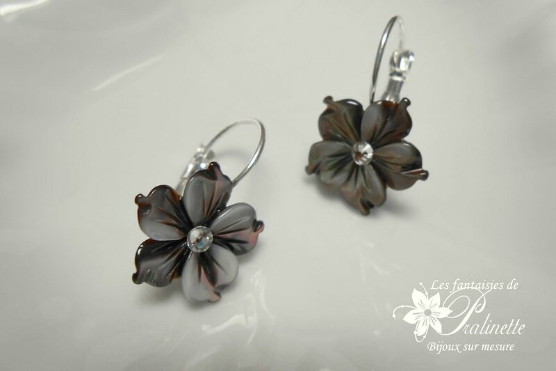 dormeuses-boucles-d-oreilles-mariage-fleurs-de-nacre-grises-2