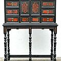  Petit cabinet Flamand marqueté d'<b>écaille</b> <b>rouge</b>, époque XVIIIe siècle.