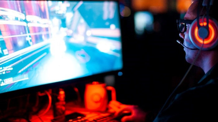 Un gamer devant son écran 